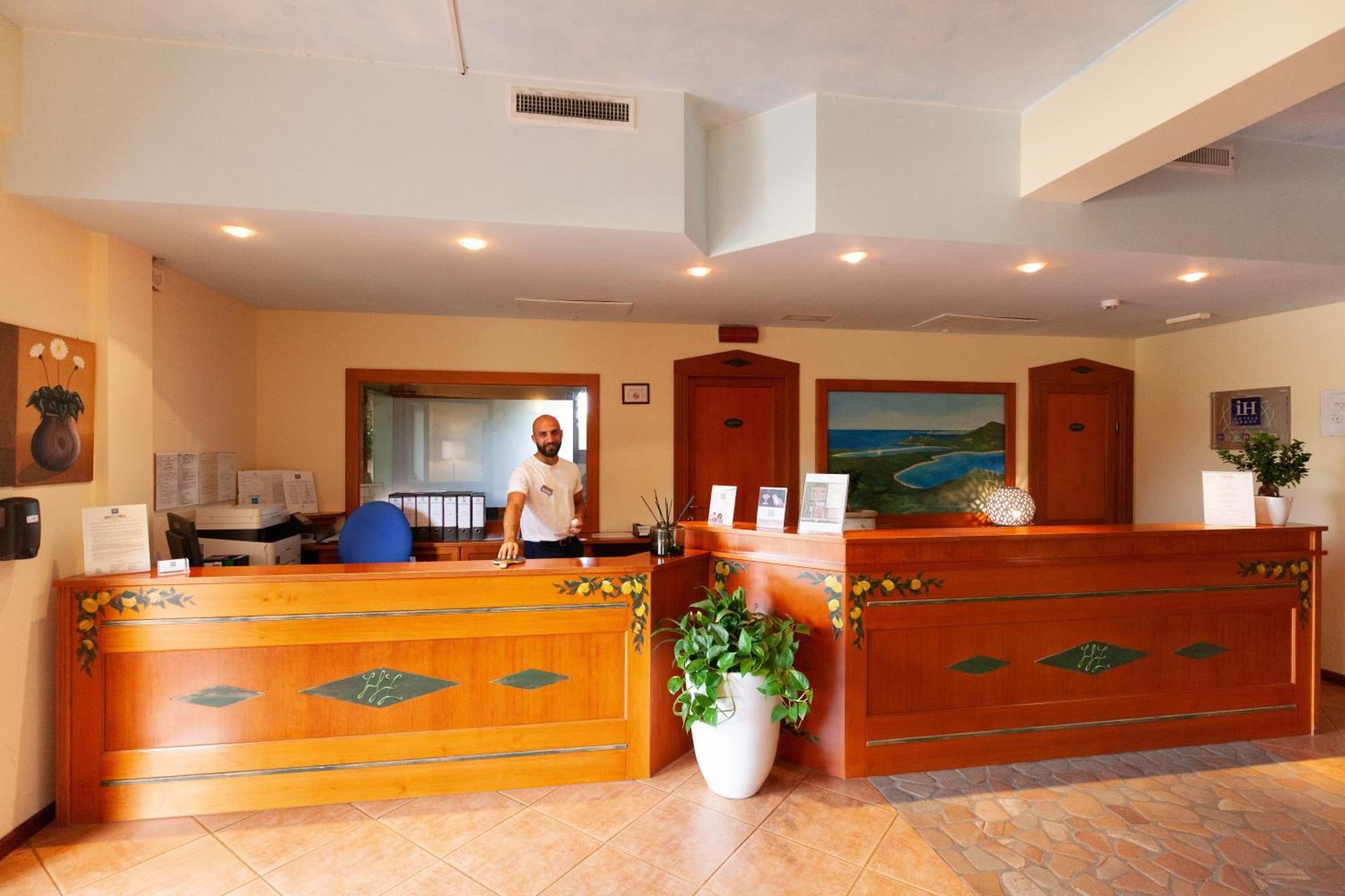 Ih Hotels Le Zagare Resort Villasimius Esterno foto