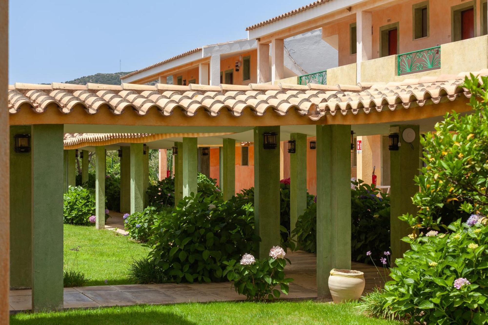Ih Hotels Le Zagare Resort Villasimius Esterno foto